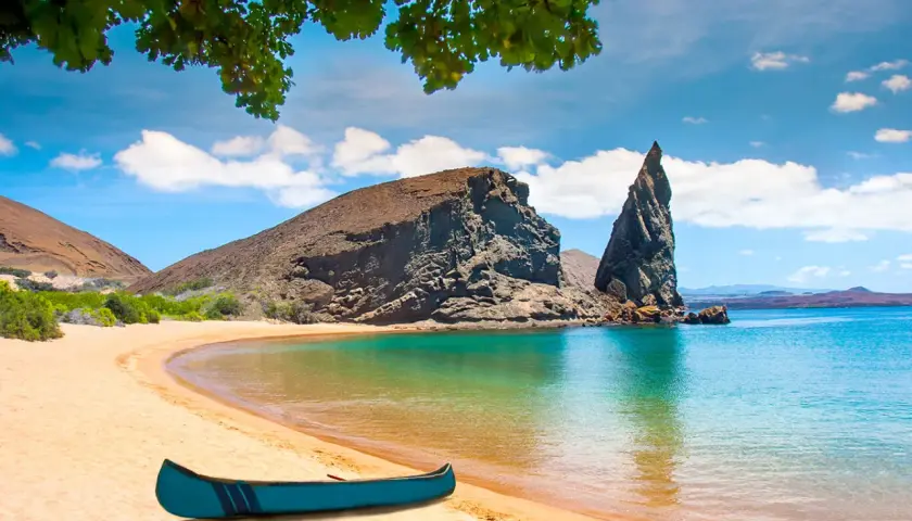 Traumhafte Bucht mit Kanu am Strand. Die **Ecuador Reisewarnung** betrifft nicht diese idyllische Szenerie, die zum Erkunden einlädt.