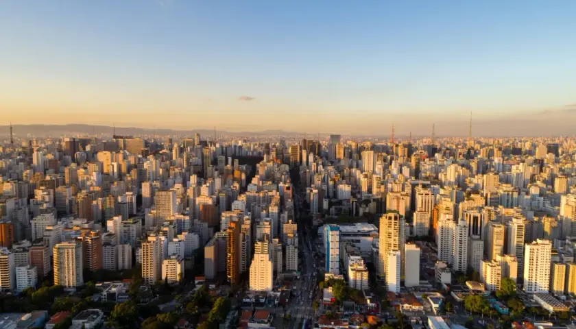 Blick über die riesige Stadtlandschaft von São Paulo bei Sonnenuntergang. Die Frage, wie viel Einwohner hat São Paulo, wird durch diese schier endlose Häusermeer beantwortet.