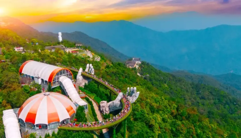 Goldene Brücke in Vietnam, gehalten von riesigen Händen. Perfektes Wetter im September für diese Aussicht.