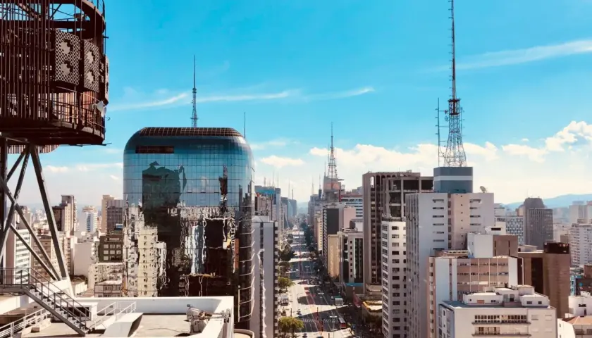 Blick über die Sao Paulo Stadt mit ihren Wolkenkratzern und Antennen unter blauem Himmel.