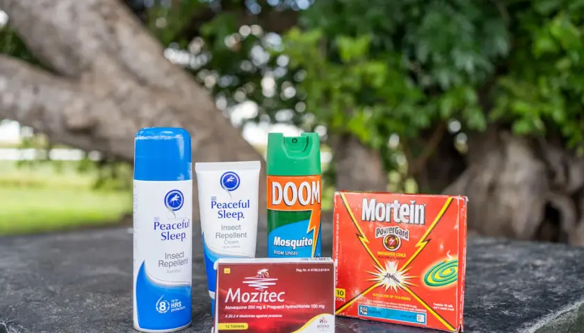 Schutz vor Malaria in Tansania: Insektenschutzmittel und Medikamente wie Mozitec helfen, Mücken fernzuhalten.