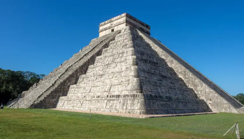 Die beeindruckende aztekische Pyramide erhebt sich vor strahlend blauem Himmel. Ihre steinernen Stufen laden zu einer Reise in die Vergangenheit ein.