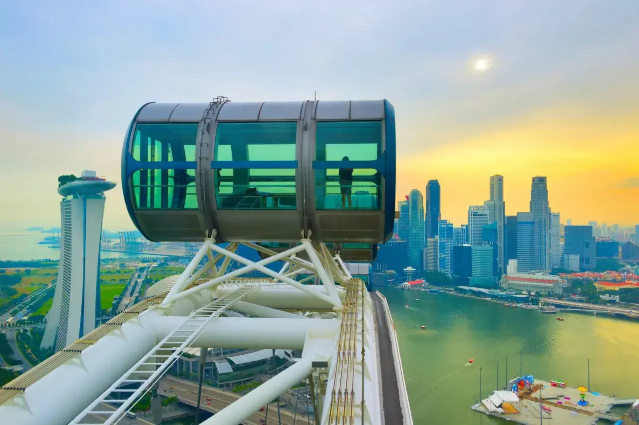 Blick aus einer Gondel des Singapore Flyer auf die Skyline. Die Frage, ob Singapur sicher ist, wird durch die friedliche Szenerie beantwortet.