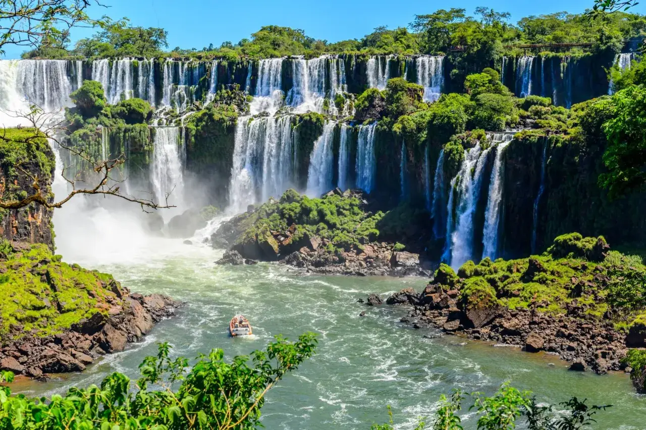Iguazú-Wasserfälle in Argentinien: Ein Boot nähert sich den tosenden Wassermassen. Sicherheit wird hier großgeschrieben, damit Besucher dieses Naturwunder unbesorgt genießen können.