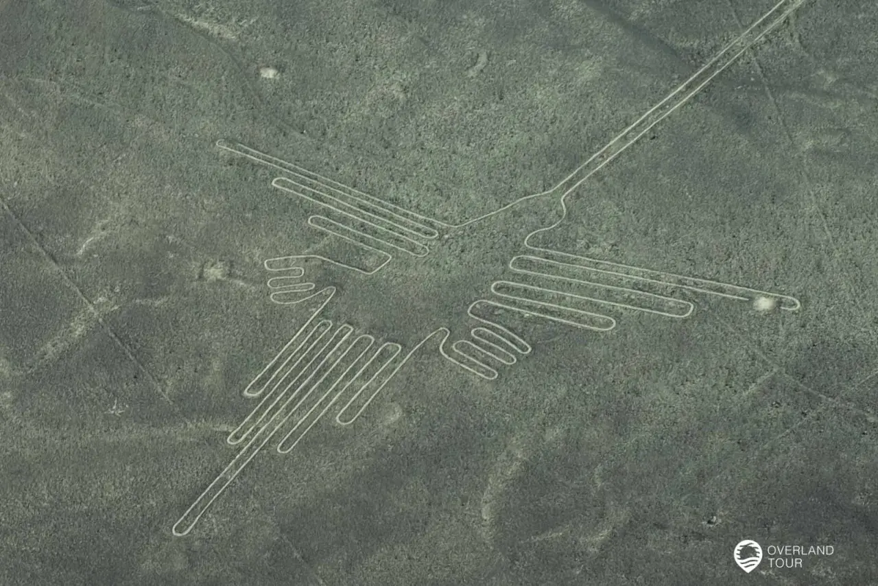 Kolibri-Geoglyph der Nasca-Linien, ein riesiges Kunstwerk in der Wüste Perus, das nur aus der Luft erkennbar ist.