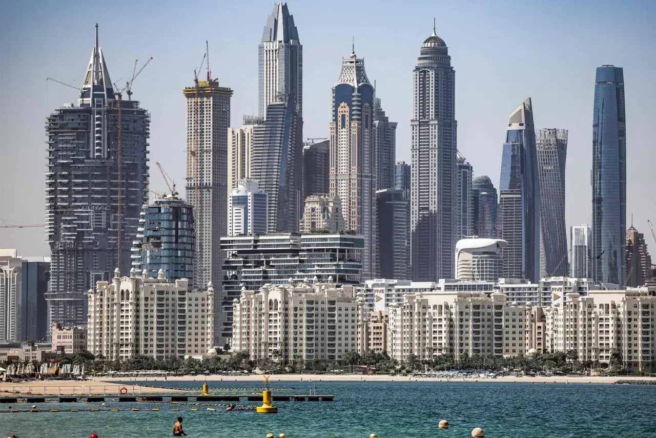 Moderne Skyline von Dubai mit Wolkenkratzern und einem Strand. Die Stadt bietet exzellente medizinische Versorgung Dubai für Touristen und Einwohner.