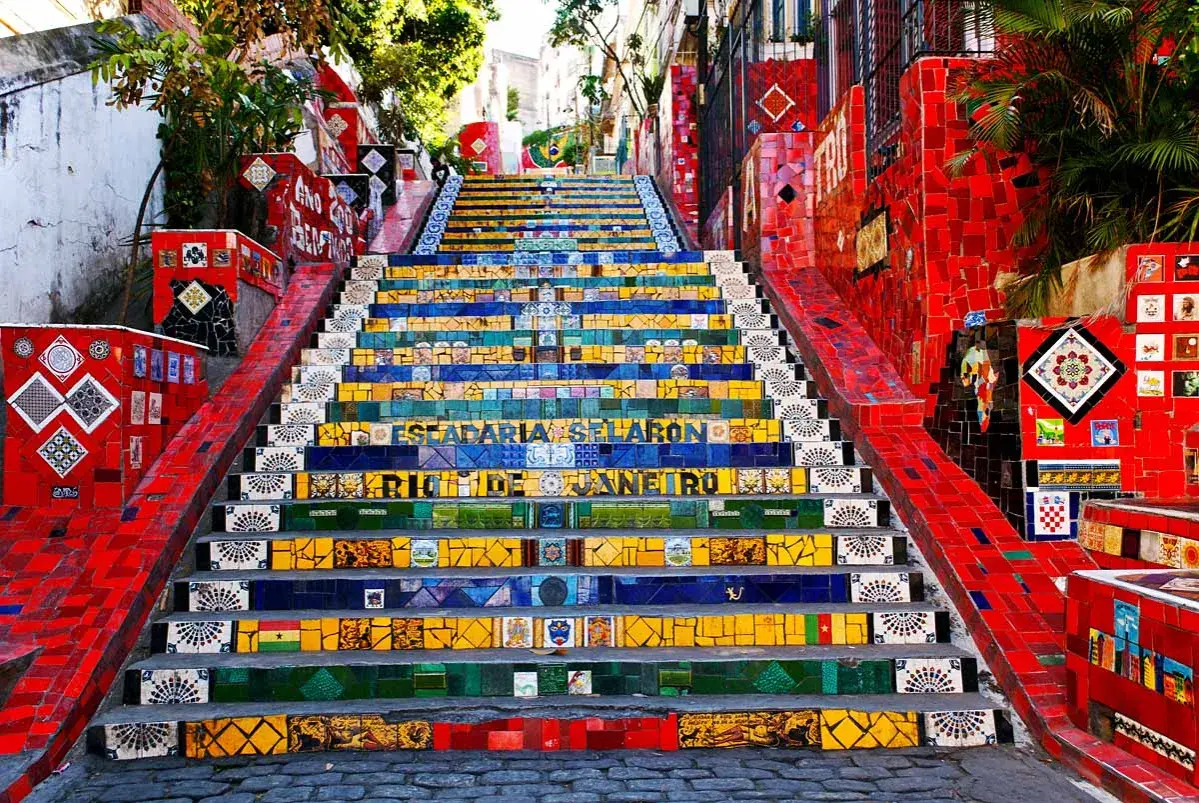Bunte Fliesen zieren die Escadaria Selarón in Santa Teresa, Rio. Ein Kunstwerk, das die Seele Brasiliens widerspiegelt.