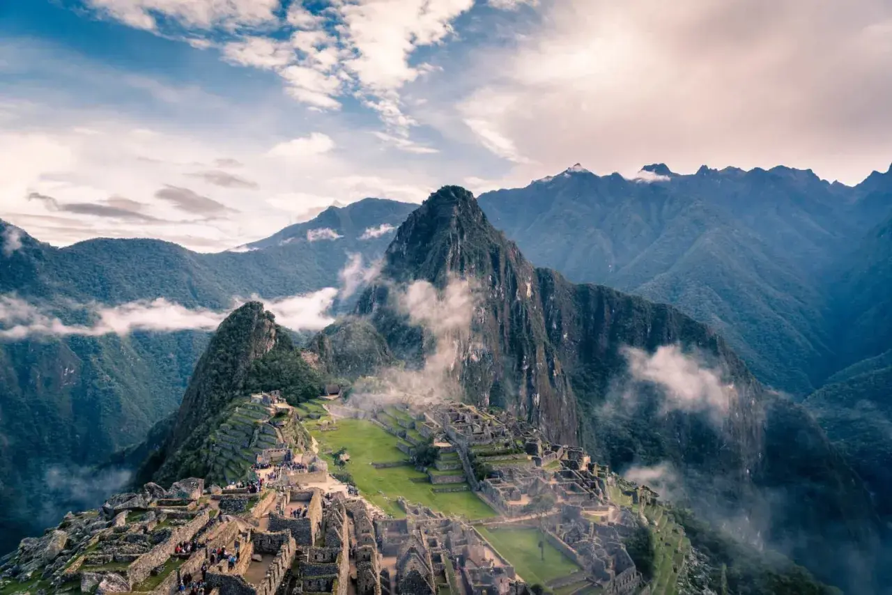 Machu Picchu, ein Inka-Wunder in den Anden nahe Cusco, Peru, ragt majestätisch aus dem Nebel.