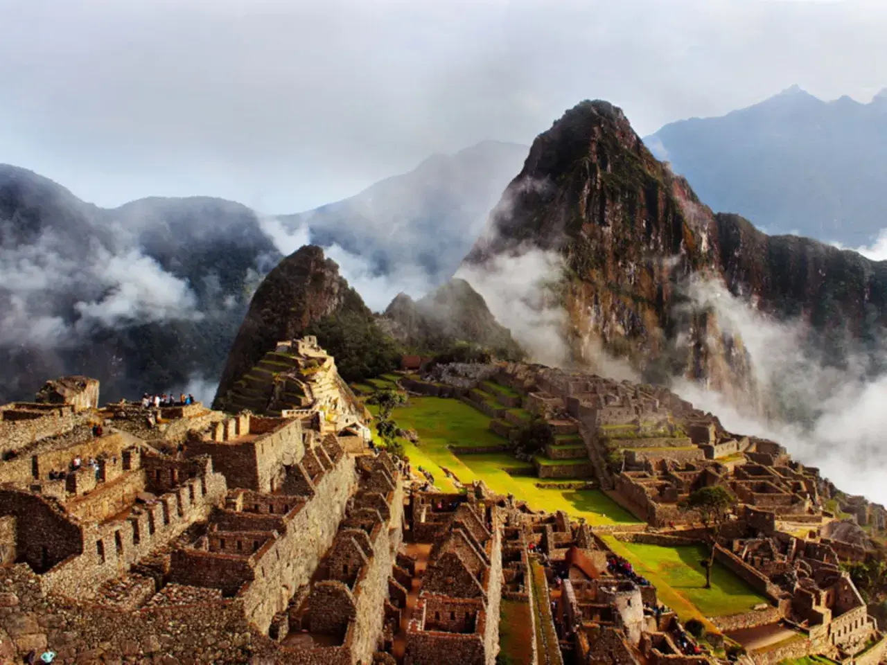 Der Inka-Tempel Machu Picchu, umgeben von nebelverhangenen Bergen, thront majestätisch auf einem Berggipfel.