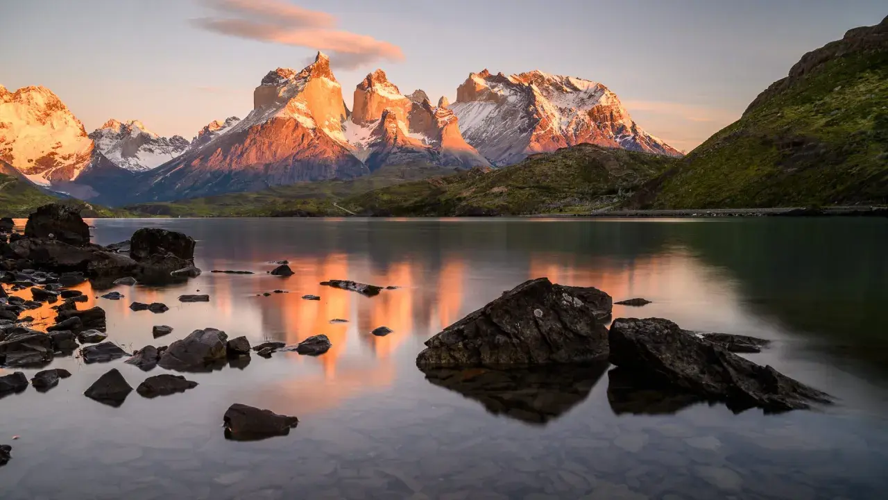 Sonnenuntergang über den Torres del Paine, Chile. Majestätische Berge spiegeln sich im ruhigen Wasser. Atemberaubende chile natur.