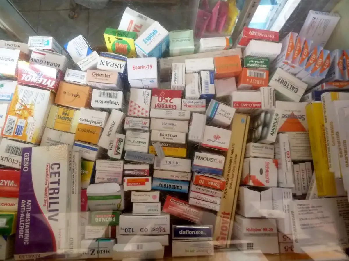 Reiseapotheke Marokko: Bunte Mischung aus Medikamentenpackungen, darunter Cetriliv, Tylenol und diverse andere Arzneimittel.