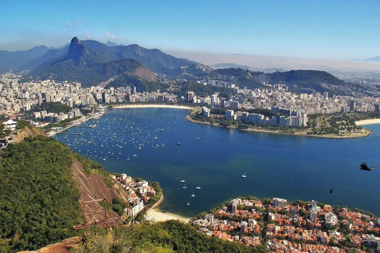 Bucht von Rio de Janeiro mit vielen Segelbooten. Die beste Reisezeit für Rio ist oft im Sommer, wenn die Stadt in voller Blüte steht.
