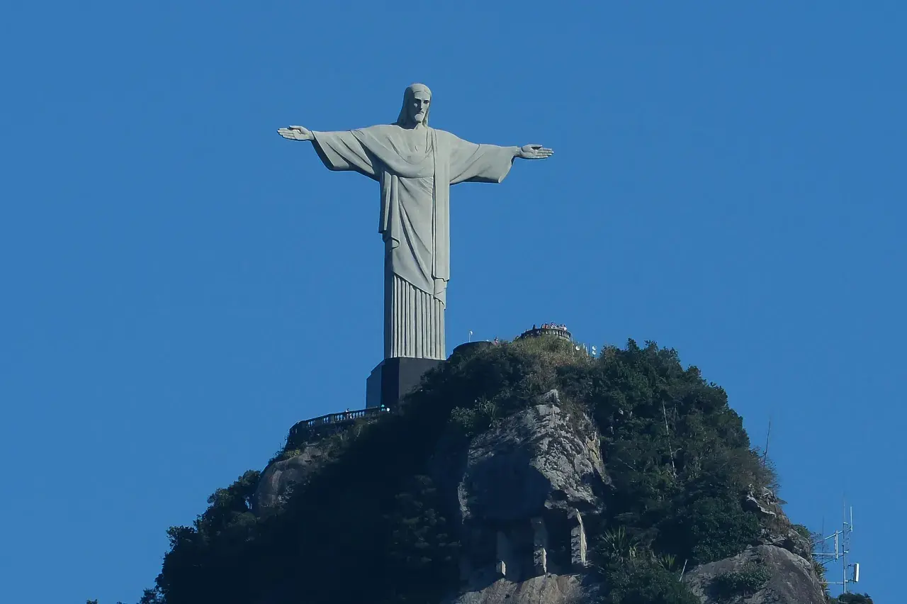 Die berühmte Christusstatue in Rio de Janeiro, ein Wahrzeichen Brasiliens, thront auf einem Berg.