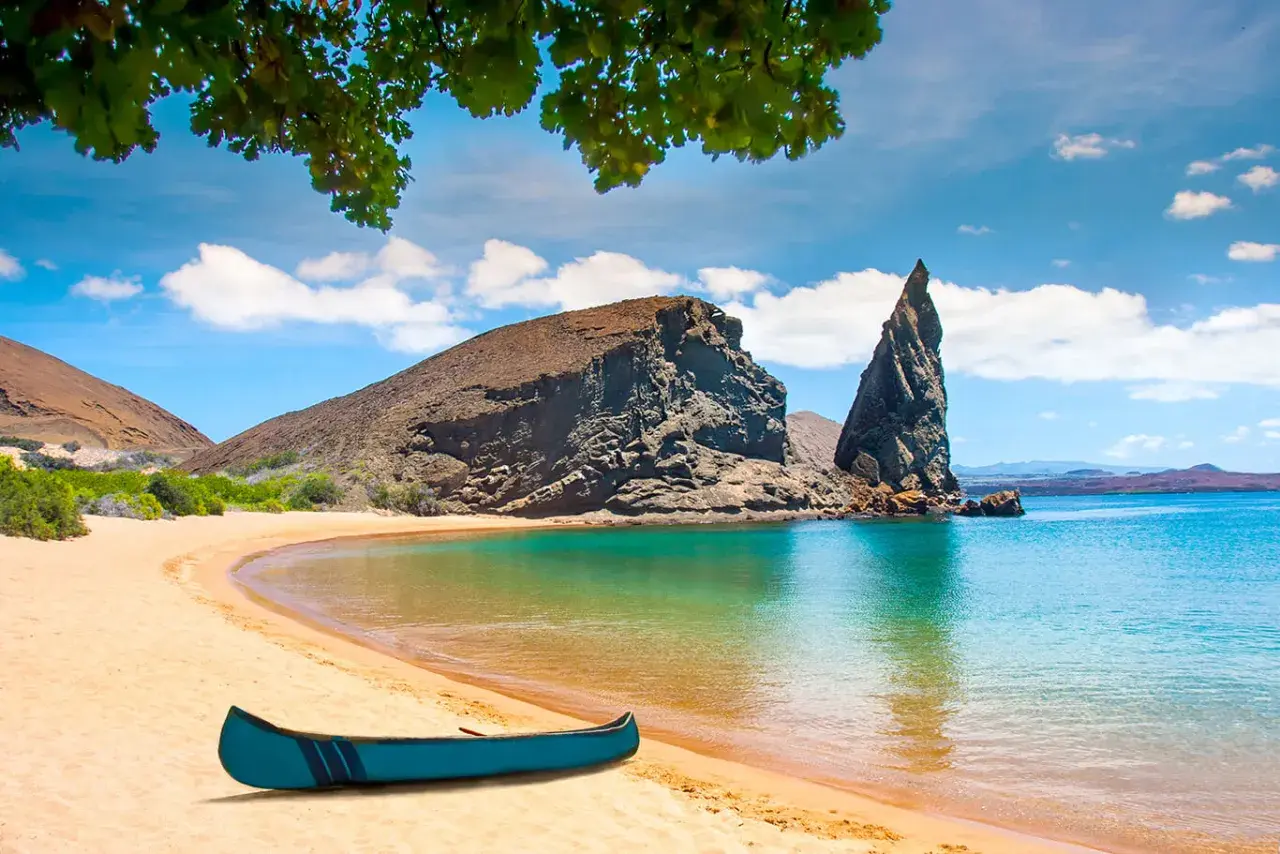 Traumhafte Bucht mit Kanu am Strand. Die **Ecuador Reisewarnung** betrifft nicht diese idyllische Szenerie, die zum Erkunden einlädt.