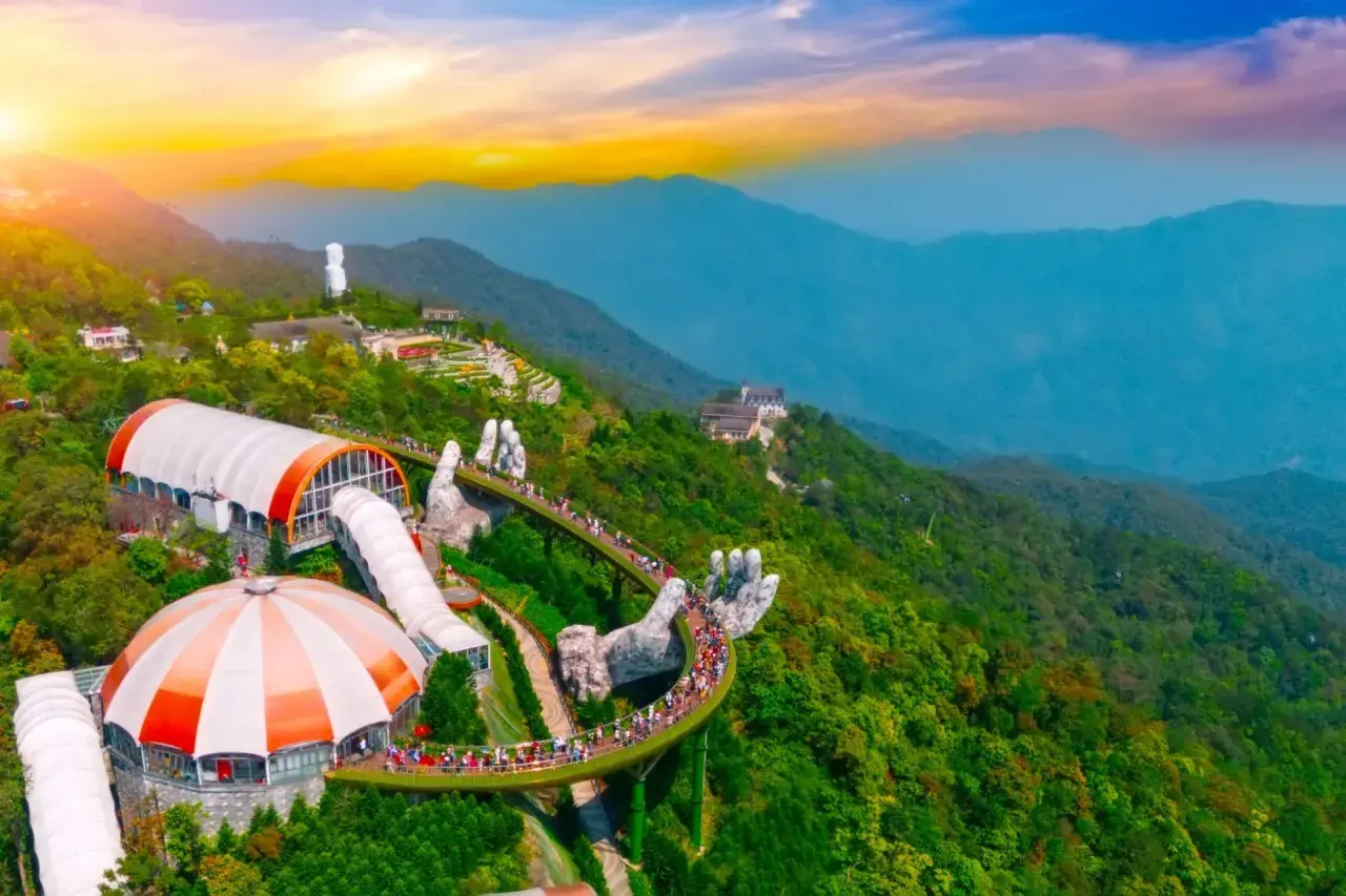 Goldene Brücke in Vietnam, gehalten von riesigen Händen. Perfektes Wetter im September für diese Aussicht.