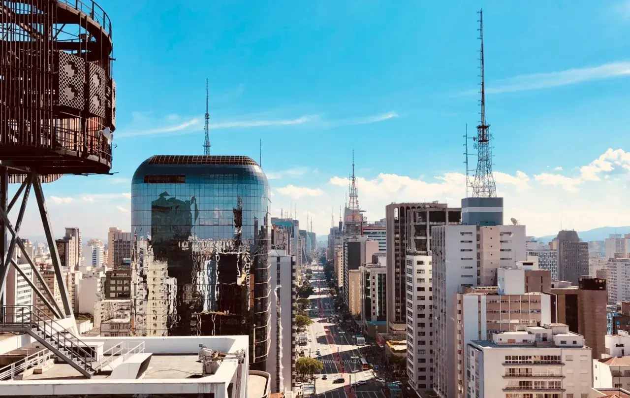 Blick über die Sao Paulo Stadt mit ihren Wolkenkratzern und Antennen unter blauem Himmel.
