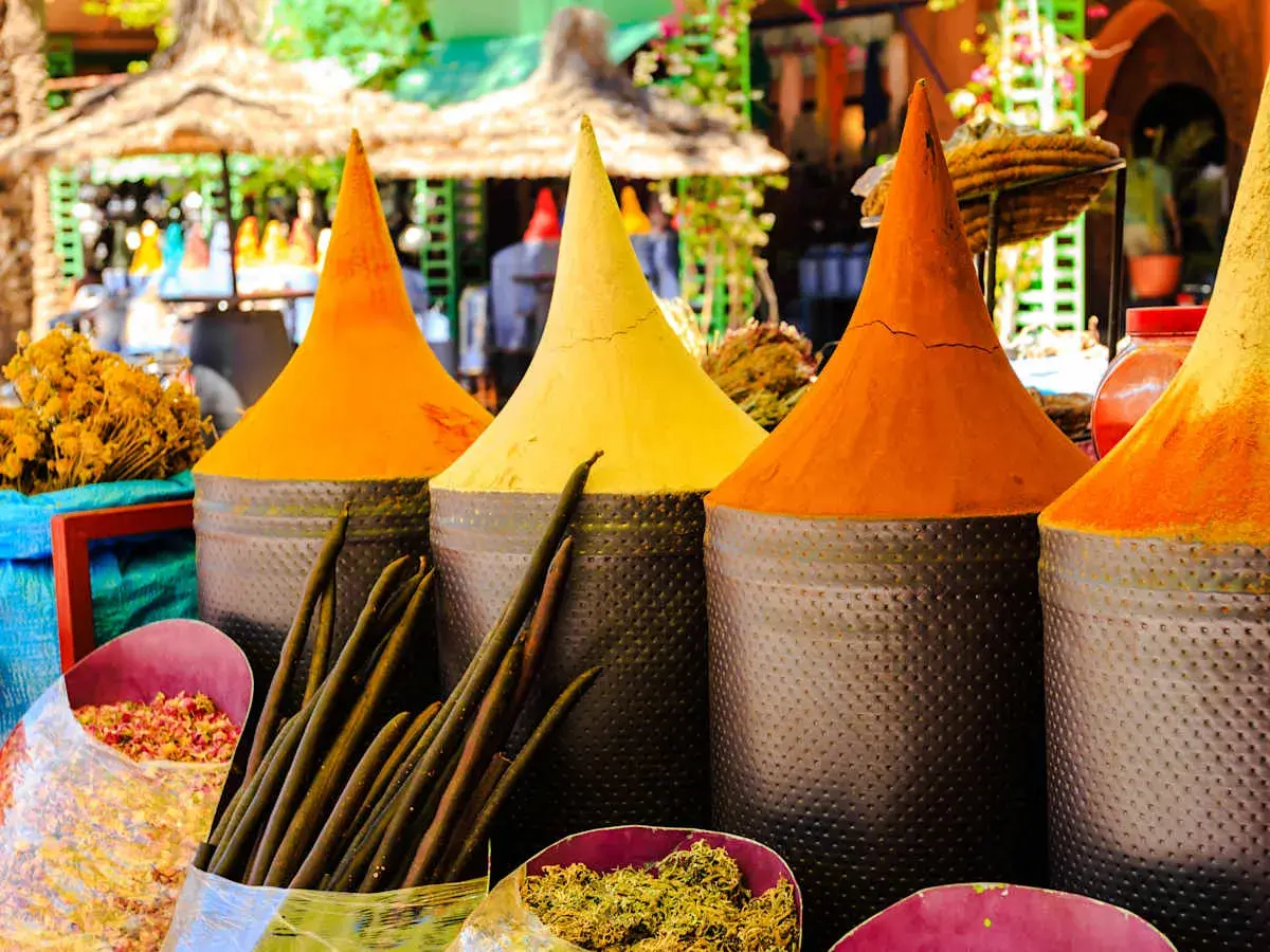 Bunte Gewürzkegel auf einem marokko markt. Getrocknete Kräuter und Gewürze in Säcken.