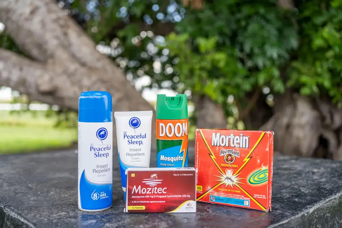 Schutz vor Malaria in Tansania: Insektenschutzmittel und Medikamente wie Mozitec helfen, Mücken fernzuhalten.