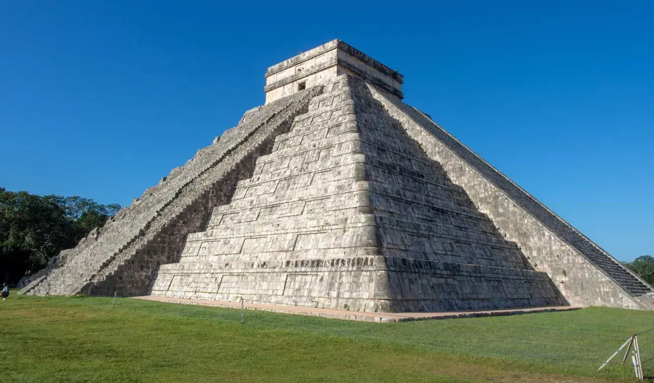 Die beeindruckende aztekische Pyramide erhebt sich vor strahlend blauem Himmel. Ihre steinernen Stufen laden zu einer Reise in die Vergangenheit ein.