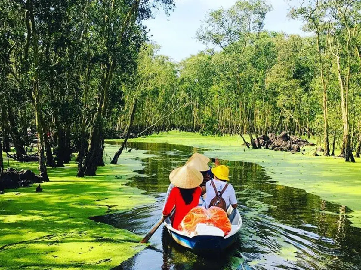 Bootsfahrt durch den &uuml;ppig gr&uuml;nen Mekong Delta, vorbei an Mangrovenw&auml;ldern und bedeckten Wasserwegen.