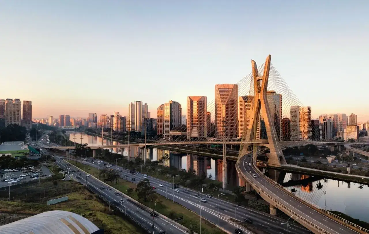 Die Sao Paulo Stadt im goldenen Licht der Abendsonne, mit dem Ponte Estaiado und dem Fluss Tietê.