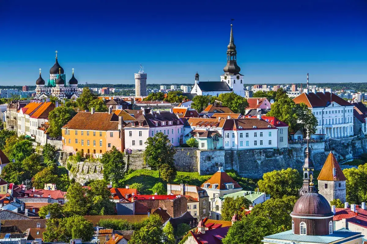Beste reisezeit baltikum: Tallinn mit seinen bunten Häusern und Kirchtürmen, ein malerischer Anblick im Sommer.