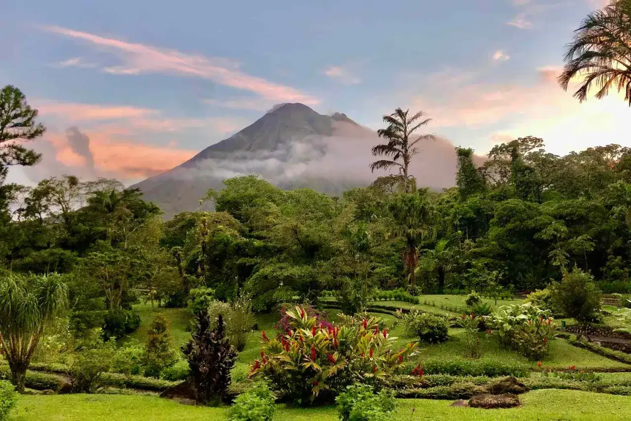 Üppiger Garten mit Vulkan im Hintergrund, ideal für die costa rica beste reisezeit.