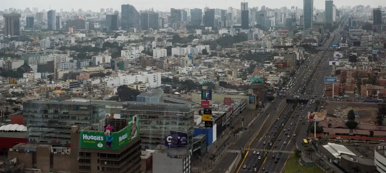 Weite Stadtansicht von Lima, Peru, mit vielen Gebäuden und einer stark befahrenen Autobahn. Die lima einwohner leben in dieser geschäftigen Metropole.
