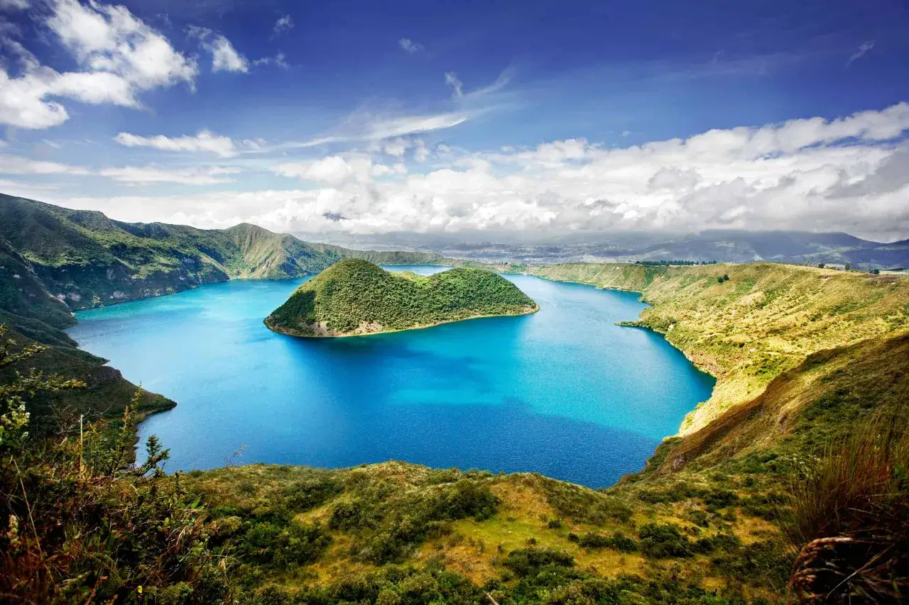 Atemberaubender Kratersee in Ecuador. Trotz der Schönheit, beachten Sie die Ecuador Reisewarnung für aktuelle Sicherheitshinweise.