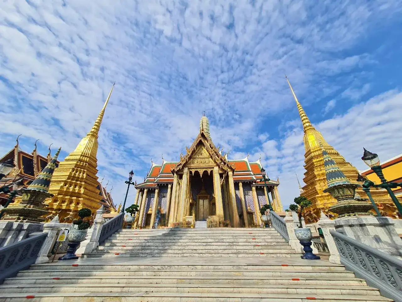 Goldene Stupas und prächtige Tempel, ein absolutes Bangkok Must See unter blauem Himmel.