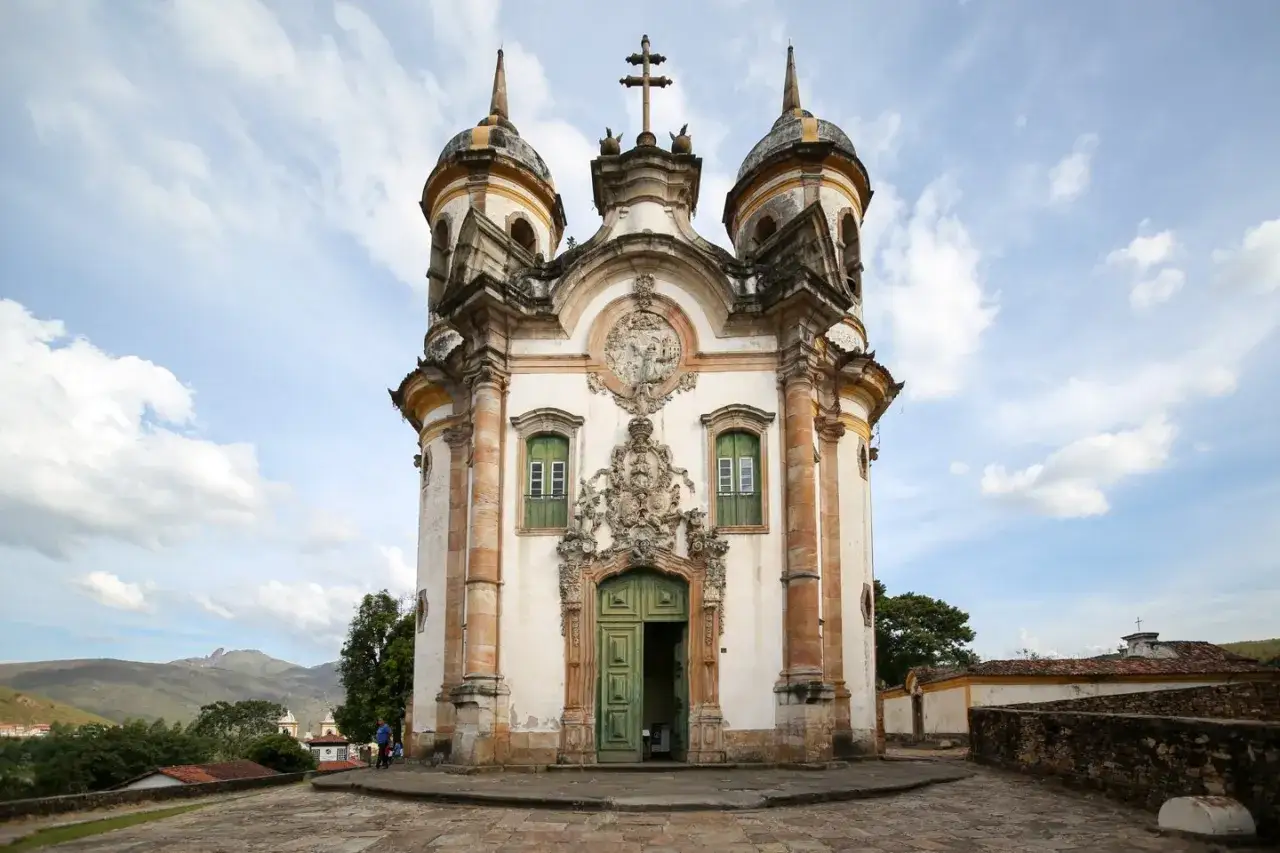 Barocke Kirche in Ouro Preto mit kunstvollen Türmen und grüner Tür.