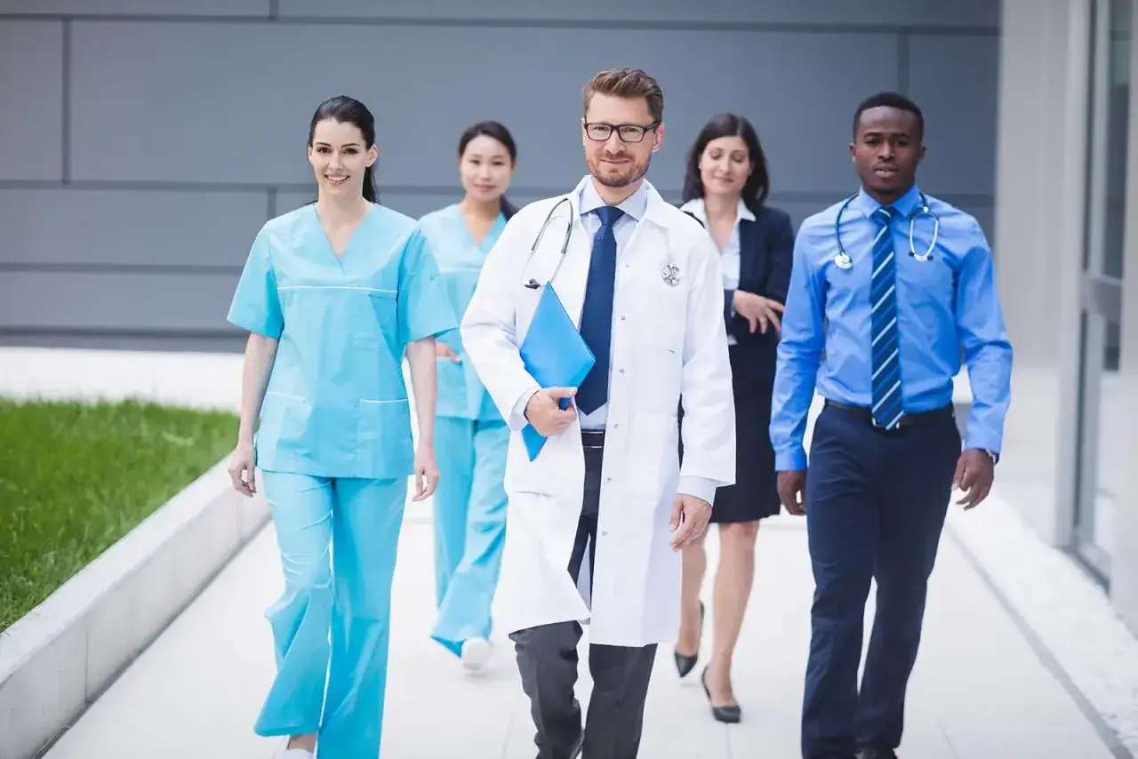 Ein vielfältiges medizinisches Team, das für die medizinische Versorgung in Dubai bereitsteht.