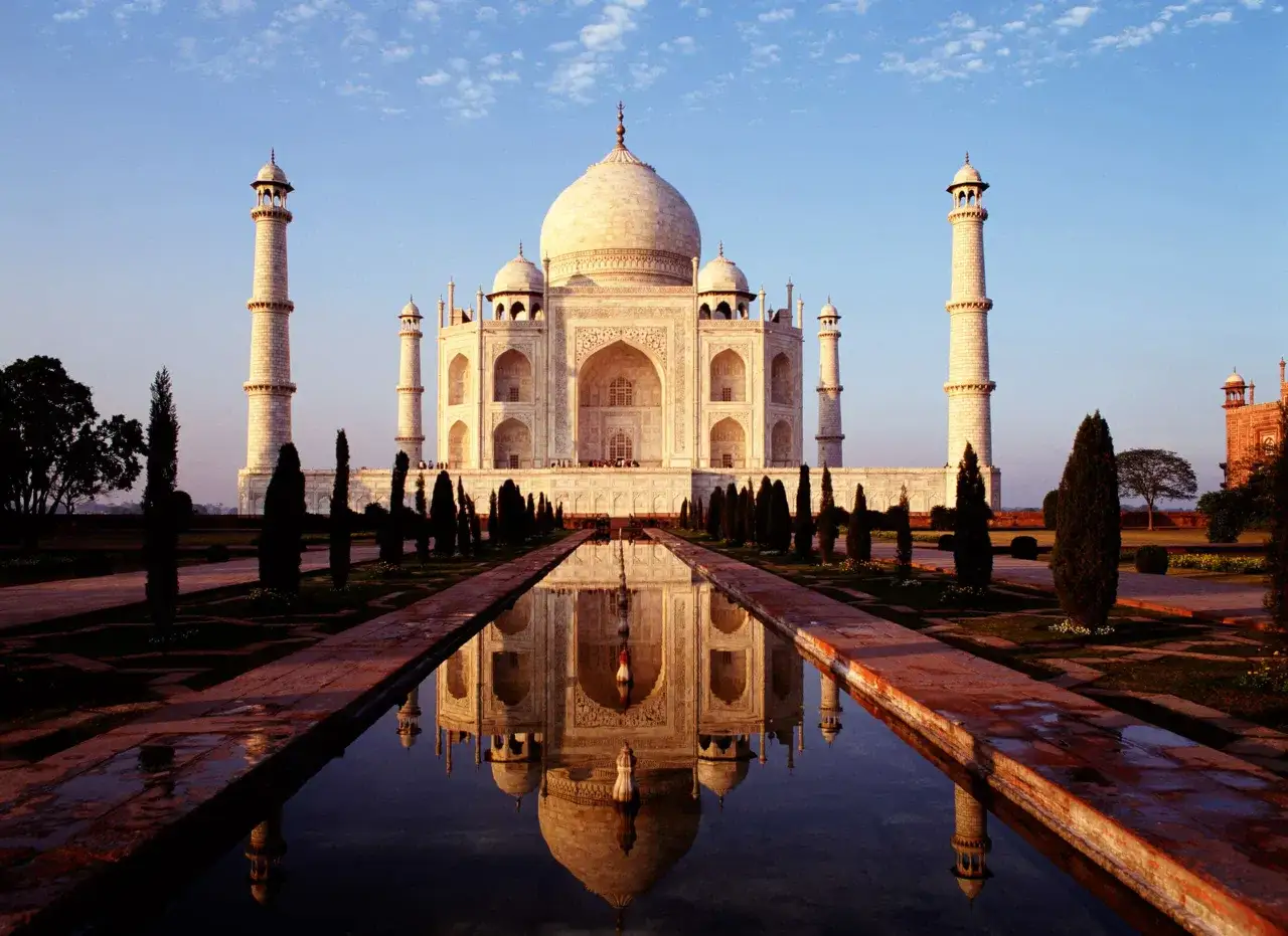 Der Taj Mahal, erbaut ab 1632, spiegelt sich im Wasser. Ein Meisterwerk der Architektur.