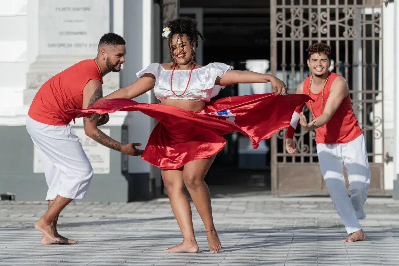 Tänzer in Belem, Brasilien, wirbeln ein rotes Tuch.