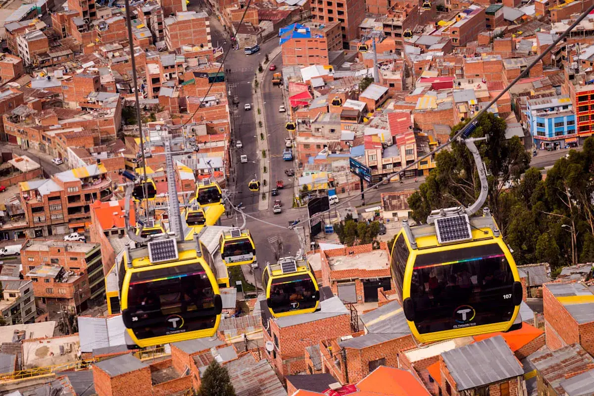 Gelbe Gondeln schweben über La Paz, Bolivien. Die Seilbahn bietet einen atemberaubenden Blick auf die Stadt und ihre roten Dächer.