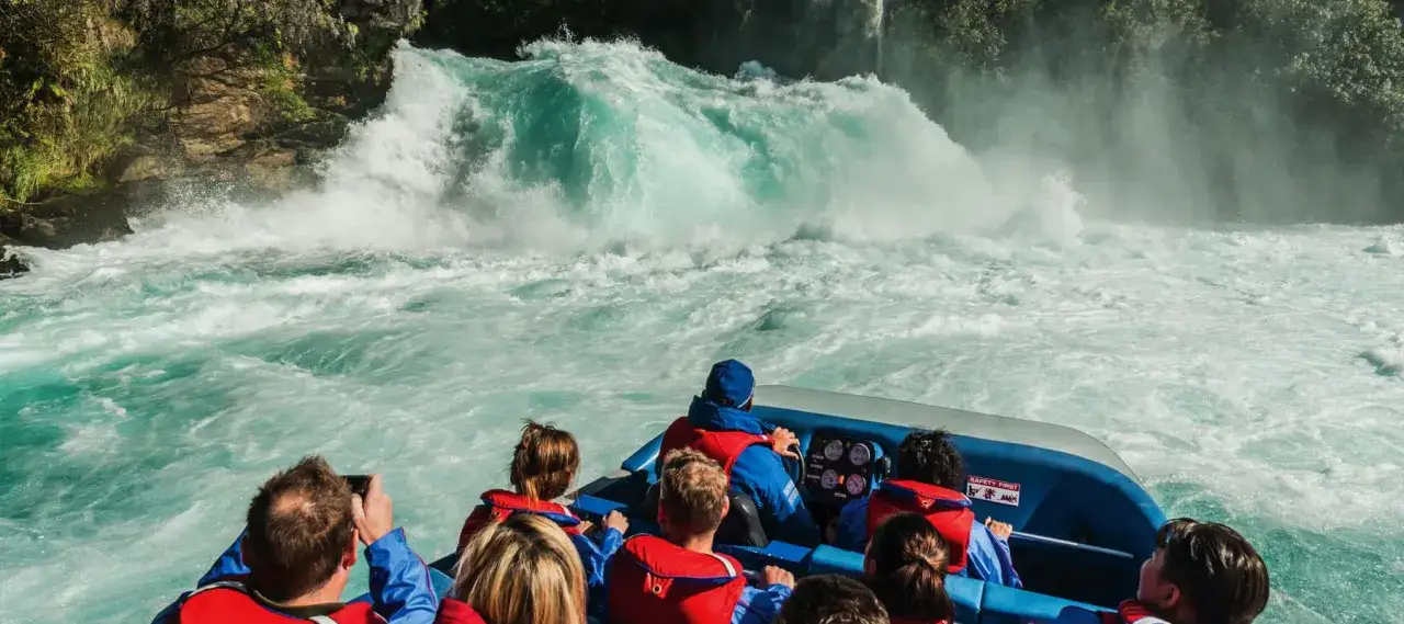 Adrenalin pur auf dem Waikato River bei Taupo, Neuseeland. Ein Jetboot rast durch tosende Stromschnellen.
