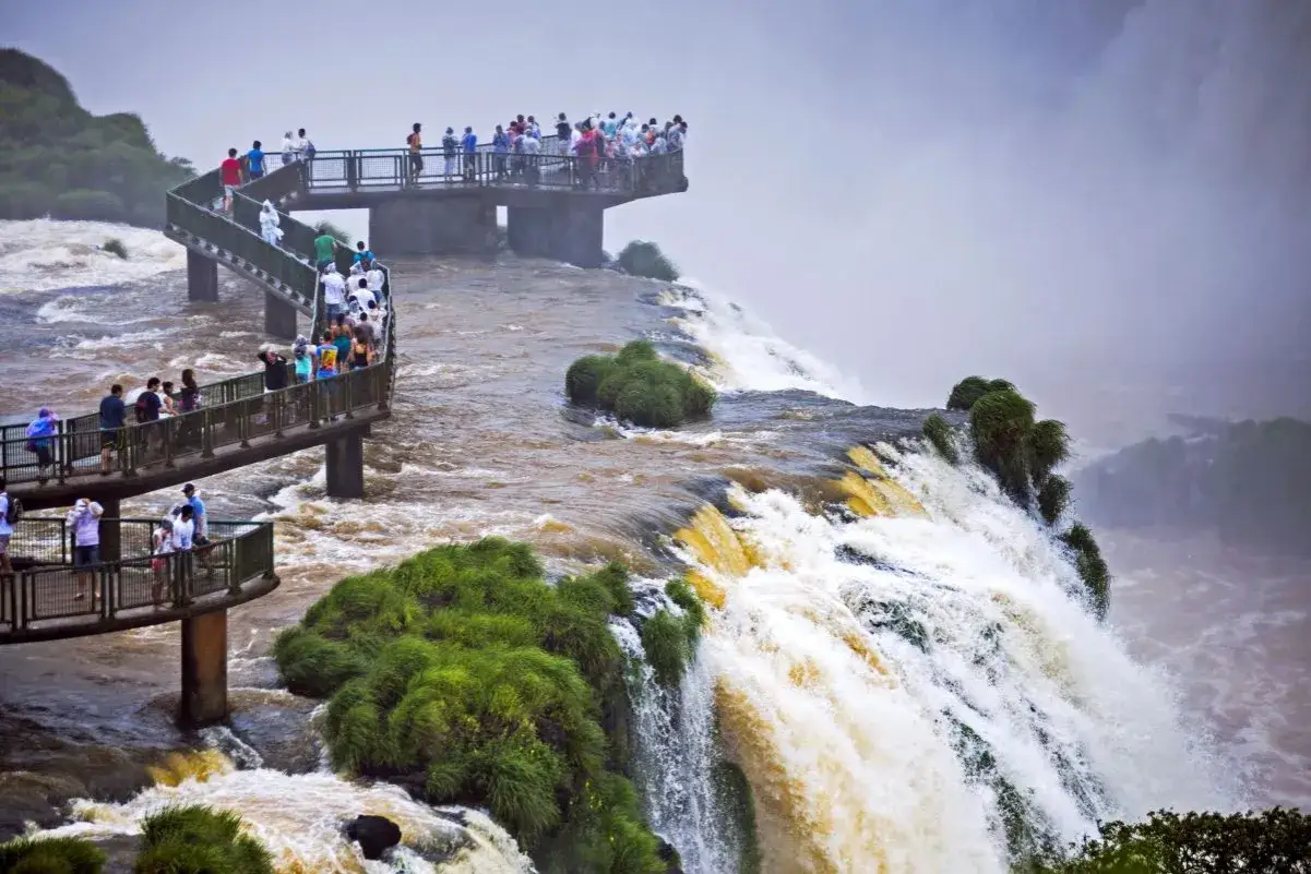 Besucher genießen die Iguazú-Wasserfälle in Argentinien. Die Wege sind gut gesichert, was für die argentinische Sicherheit bei solchen Naturwundern spricht.