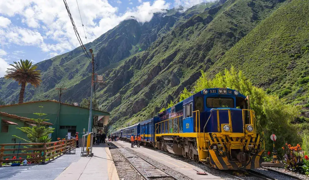 Blauer Zug am Bahnhof in Peru im September, bereit für die Fahrt durch die majestätischen Anden.