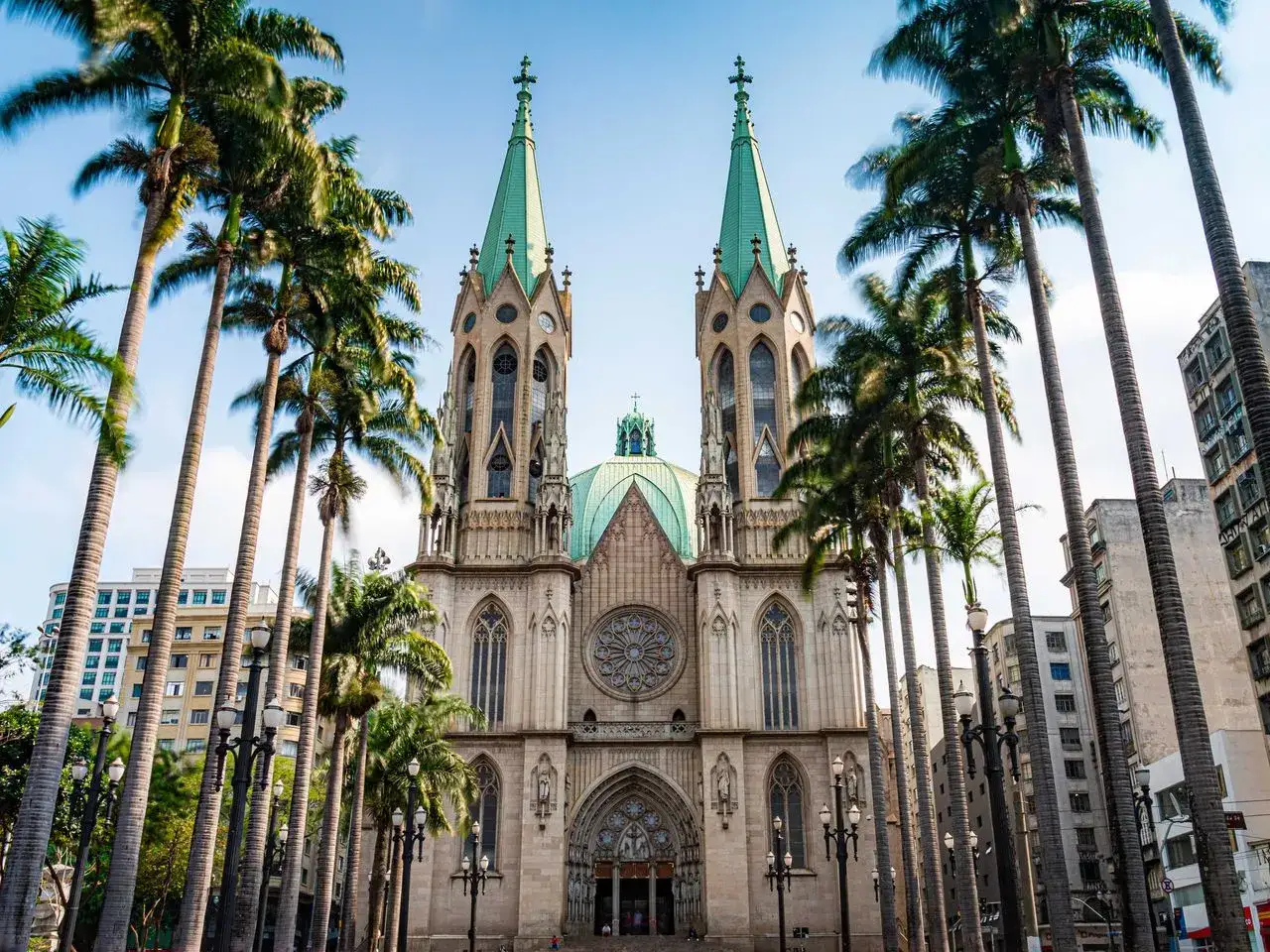 Kathedrale von S&atilde;o Paulo, Brasilien, mit Palmen im Vordergrund.