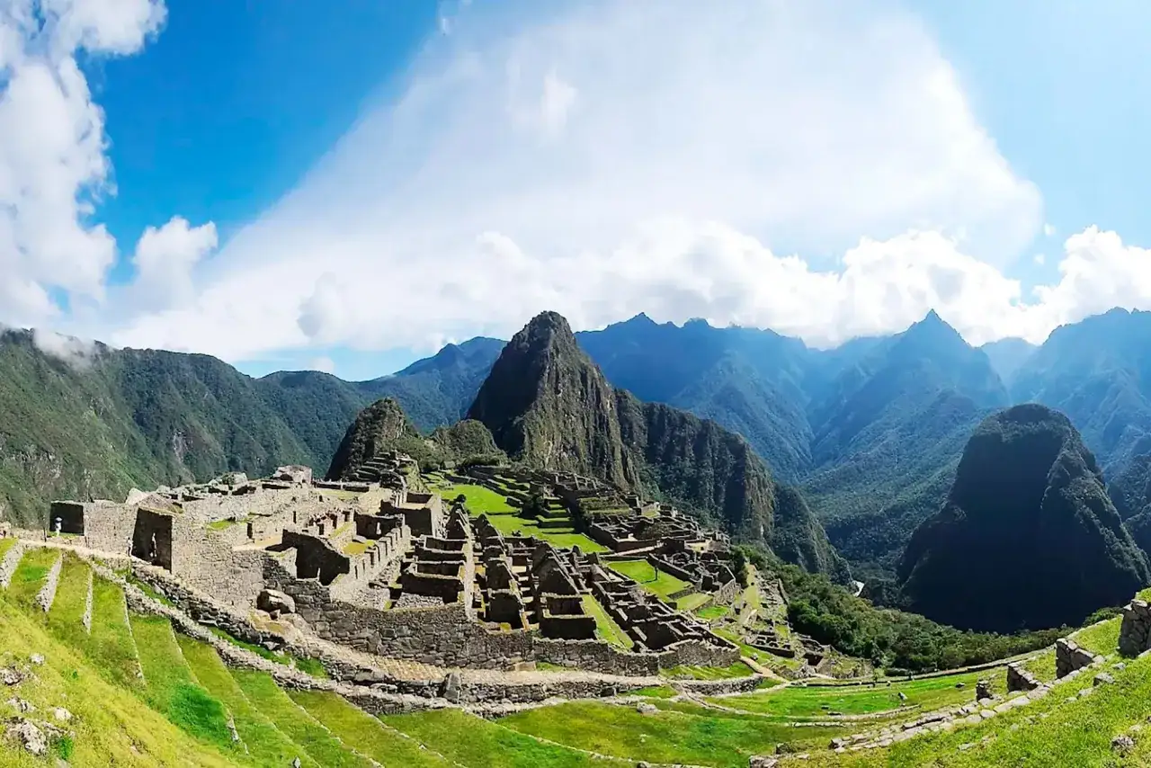 Die Inka-Stadt Machu Picchu thront auf einem Machu Picchu Berg, umgeben von majest&auml;tischen Gipfeln und gr&uuml;nen Terrassen.