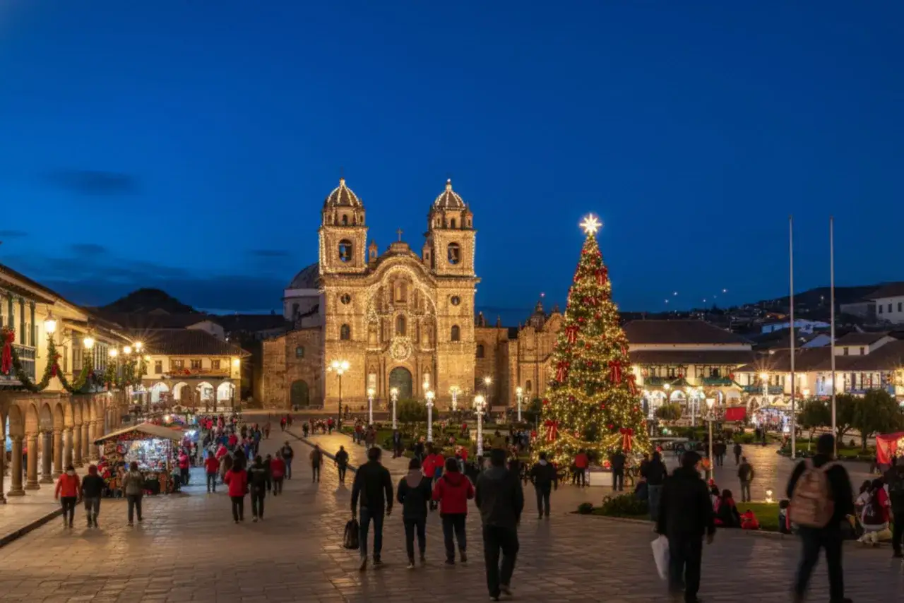 Festliche Weihnachtsstimmung in Peru: Ein beleuchteter Weihnachtsbaum und eine prachtvolle Kirche erhellen den Platz, während Menschen über den Markt schlendern.